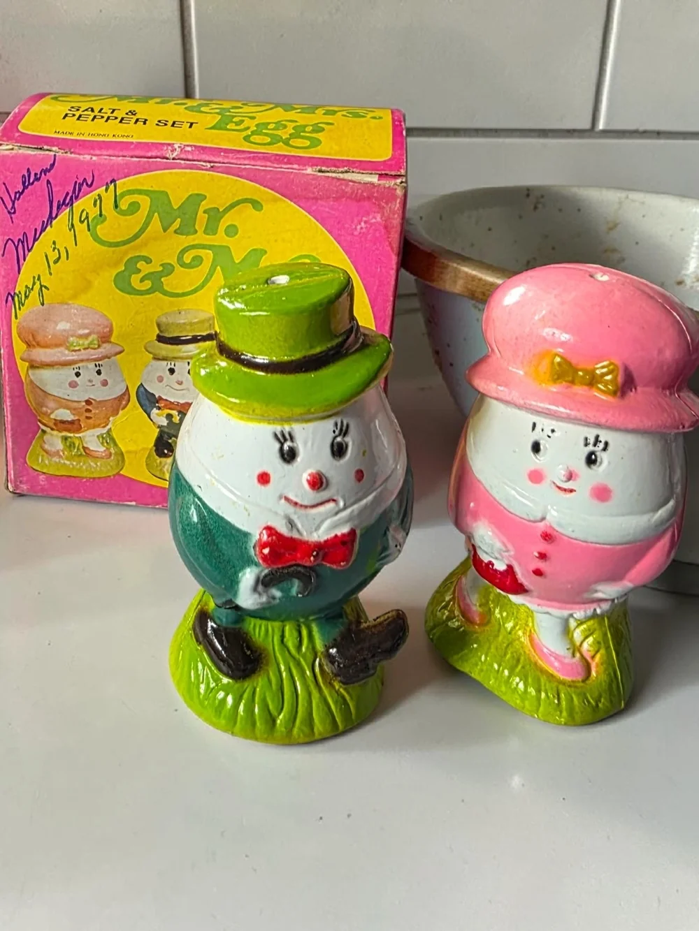 VINTAGE MR. & MRS EGG 1977 Salt & Pepper Shakers